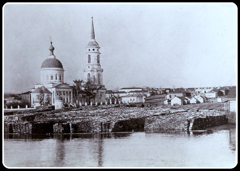 Новодевичье с Волги при "большой воде", 1926 год. На горизонте видны 6 ветряных мельниц.
Храм построен в 1794 году